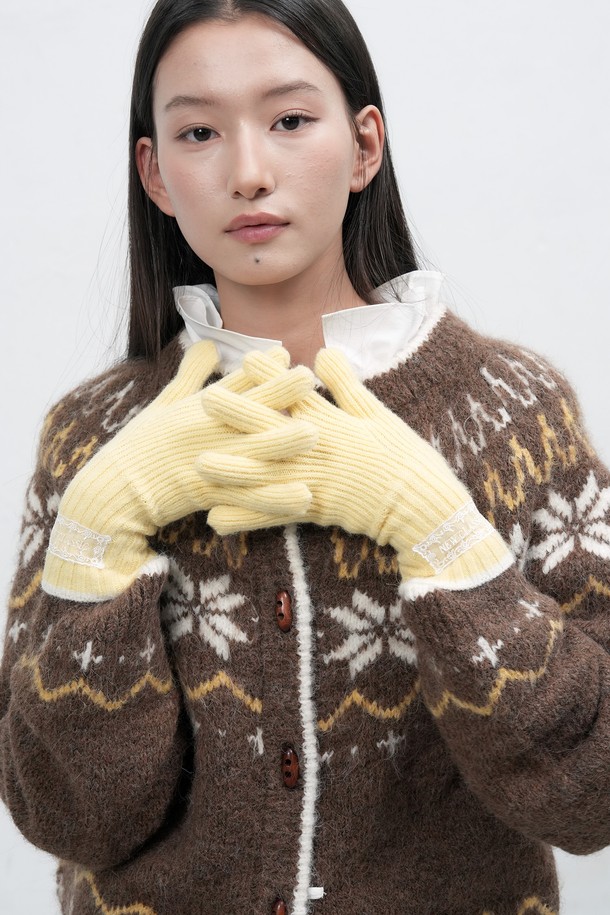 [25FW] WOMAN 핑거홀 레이스 니트 글로브는 여성용 장갑으로, 가을과 겨울에 착용하기 좋습니다. 로맨틱, 클래식, 미니멀 스타일을 아우르는 디자인으로, 니트 소재에 레이스 패턴과 핑거홀 디테일이 돋보입니다. 5가지 다채로운 컬러 옵션으로 제공되어, 다양한 스타일에 매치하여 포인트를 줄 수 있습니다. 일상복에 우아함과 세련됨을 더해줄 아이템입니다.
