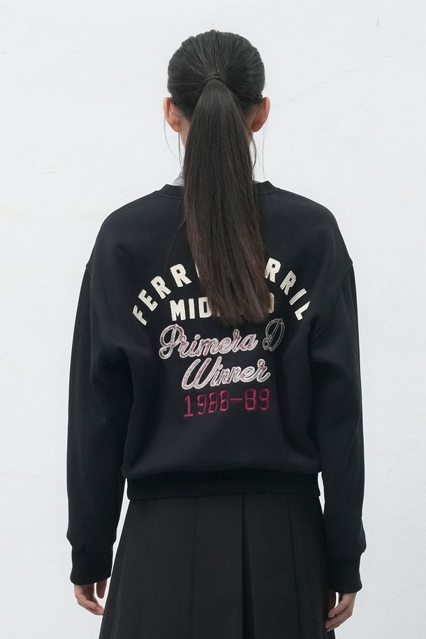 **[25FW] 유니섹스 클럽 기모 맨투맨 [2COL] / SBE4U02012**

가을, 겨울 시즌에 따뜻하게 착용하기 좋은 유니섹스 기모 맨투맨입니다. 부드러운 촉감의 기모 안감으로 제작되어 편안한 착용감을 선사합니다. 베이직하고 캐주얼한 무드의 디자인으로, 다양한 스타일 연출에 활용하기 좋습니다. 블랙과 브라운 두 가지 컬러로 출시되어 취향에 맞게 선택 가능하며, 레귤러 핏으로 편안하게 착용할 수 있습니다. 라운드넥과 긴 소매 디자인으로 클럽 라인 특유의 클래식한 분위기를 더했습니다.
