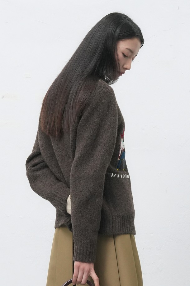 **[25FW] UNISEX 카우보이 크루넥 가디건 [4COL] / SBE4U04013**

이번 시즌, 캐주얼하고 클래식한 스타일을 연출할 수 있는 유니섹스 카우보이 크루넥 가디건입니다. 부드러운 울 소재로 제작되어 가을과 겨울에 따뜻하게 착용할 수 있으며, 두께감이 있어 포근한 착용감을 선사합니다. 크루넥 디자인과 레귤러 핏으로 편안하게 착용 가능하며, 카우보이 모티프 자수 패턴이 돋보이는 디자인입니다. 네이비, 브라운 두 가지 컬러로 출시되어 다양한 스타일 연출에 활용할 수 있습니다. 긴 소매 기장의 레귤러핏 가디건으로 데일리룩에 포인트 아이템으로 활용해보세요.
