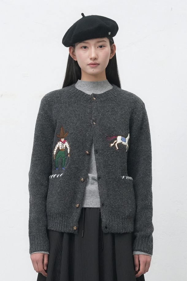 [25FW] UNISEX 카우보이 크루넥 가디건은 부드러운 울 소재로 제작되어 가을, 겨울 시즌에 따뜻하게 착용할 수 있는 두꺼운 가디건입니다. 라운드넥 디자인에, 레귤러핏으로 제작되어 편안한 착용감을 제공하며, 캐주얼, 클래식, 미니멀 스타일을 소화하기 좋습니다. 카우보이 자수 패턴이 돋보이며, 긴 소매와 버튼 여밈 디테일이 특징입니다. 유니섹스 디자인으로 남녀 모두 착용 가능하며, 그레이 컬러로 다양한 룩에 매치하기 용이합니다.
