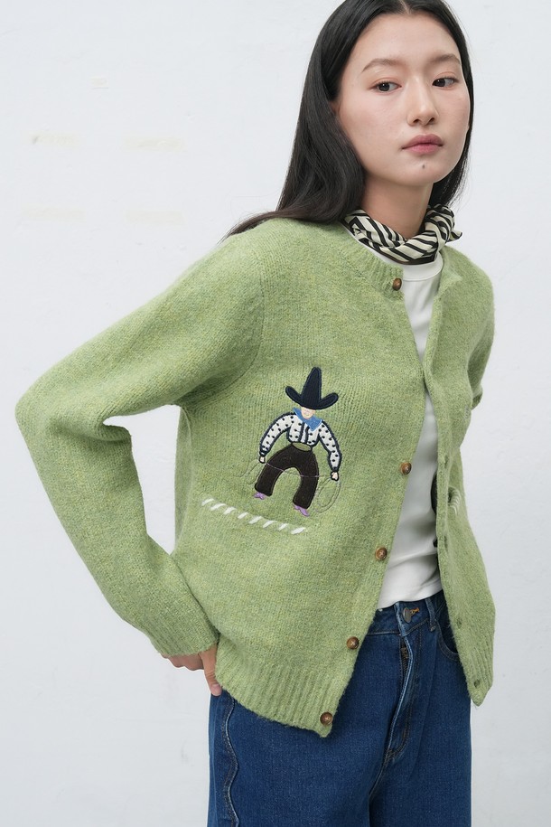 [25FW] UNISEX 카우보이 크루넥 가디건은 부드러운 울 소재로 제작되어 가을과 겨울에 따뜻하게 착용하기 좋은 가디건입니다. 유니섹스 디자인으로 남녀 모두 편안하게 즐길 수 있으며, 라운드넥과 레귤러핏으로 제작되었습니다. 캐주얼, 클래식, 미니멀 스타일을 모두 소화할 수 있으며, 그린 컬러에 동물 자수 디테일이 포인트로 더해져 유니크함을 선사합니다. 긴 소매 기장과 두꺼운 두께감으로 보온성을 높였으며, 버튼 여밈으로 간편하게 착용할 수 있습니다.
