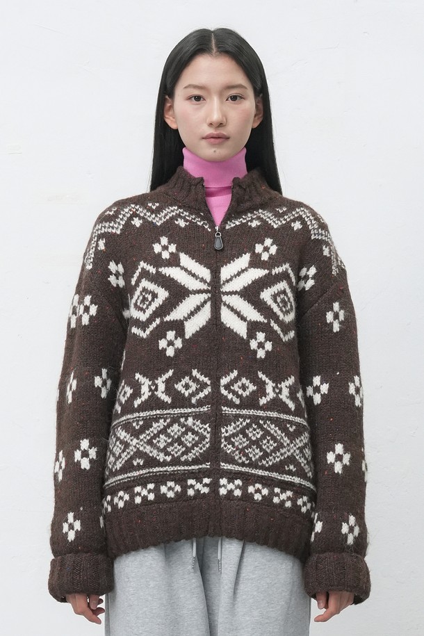 [25FW] UNISEX 하이넥 노르딕 집업 가디건은 가을, 겨울 시즌에 어울리는 유니섹스 스타일의 가디건입니다. 부드러운 울 소재에 두꺼운 두께감으로 따뜻함을 더하고, 하이넥 디자인과 집업 스타일로 편안한 착용감을 제공합니다. 블랙, 브라운 두 가지 색상으로 출시되었으며, 노르딕 패턴이 캐주얼한 무드를 연출합니다. 출근룩, 연말 모임룩 등 다양한 TPO에 활용 가능하며, 캐주얼, 클래식, 미니멀 스타일을 즐겨 입는 고객에게 추천합니다.
