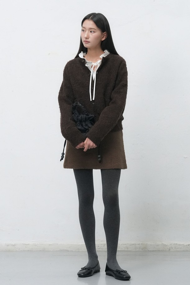 [25FW] UNISEX 헤어리 니트 포켓 가디건은 가을, 겨울 시즌에 어울리는 유니섹스 스타일의 니트 가디건입니다. 부드러운 울 소재와 두꺼운 두께감으로 포근한 착용감을 선사하며, 레귤러 핏으로 편안하게 착용할 수 있습니다. 무지 패턴에 라운드넥 디자인, 긴소매 기장으로 베이직하고 캐주얼한 무드를 연출합니다. 헤어리 텍스처와 포켓 디테일이 특징이며, 버튼 여밈으로 간편하게 착용할 수 있어 출근룩을 포함한 다양한 일상 스타일링에 활용하기 좋습니다. 핑크, 브라운, 블랙 3가지 컬러로 만나보세요.
