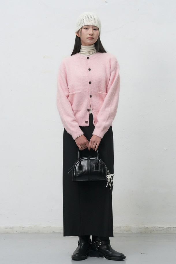 [25FW] 유니섹스 헤어리 니트 포켓 가디건 [3COL] / SBE4U04019는 부드러운 울 소재로 제작되어 가을, 겨울 시즌에 따뜻하게 착용할 수 있는 니트 가디건입니다. 베이직하고 캐주얼한 스타일로, 데이트룩이나 모임룩에 활용하기 좋습니다. 레귤러핏에 라운드넥 디자인으로, 다양한 스타일 연출이 가능하며, 핑크 컬러와 헤어리 텍스처가 특징입니다. 긴 소매 기장과 두꺼운 두께감으로 포근함을 더하며, 버튼 여밈 방식과 포켓 디테일이 실용성을 높입니다. 캐주얼, 클래식, 미니멀 스타일을 즐겨 입는 분들께 추천합니다.
