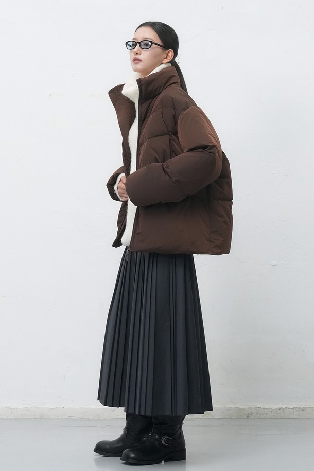 [25FW] 유니섹스 에어 믹스 미니멀 숏 푸퍼는 일상, 출근룩, 여행룩에 모두 어울리는 아우터입니다. 베이지와 브라운 두 가지 색상으로 출시되었으며, 미니멀한 스타일과 무지 디자인이 특징입니다. 가을과 겨울에 적합하며, 두껍고 부드러운 나일론 소재로 제작되어 편안한 착용감을 선사합니다. 오버핏 숏 기장으로 트렌디함을 더하며, 지퍼형 여밈과 긴 소매 디자인으로 활동성을 높였습니다. 에어 믹스 충전재를 사용하여 보온성을 극대화한 패딩입니다.
