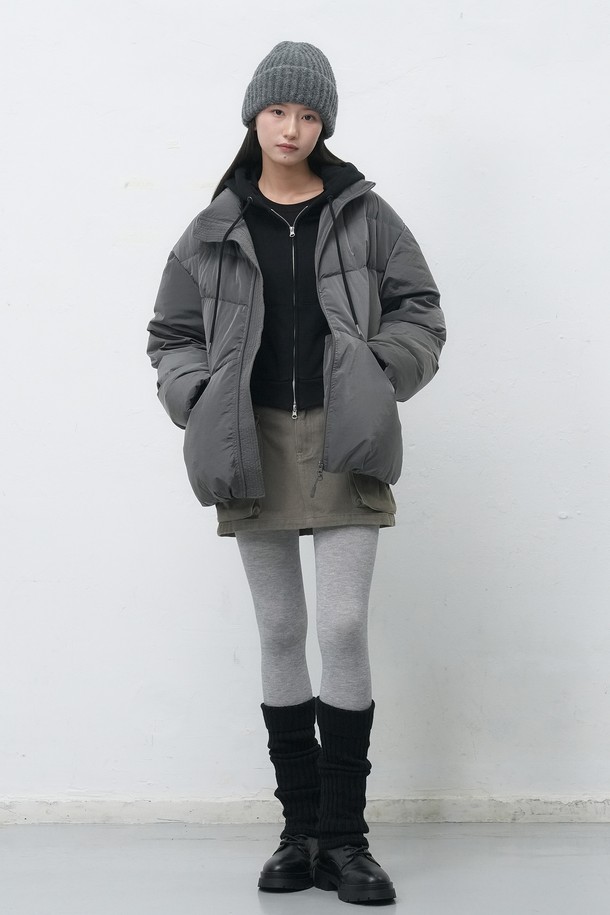 [25FW] UNISEX 에어 믹스 미니멀 숏 푸퍼는 미니멀한 스타일의 유니섹스 패딩입니다. 가을과 겨울에 착용하기 좋으며, 일상, 출근룩, 여행룩에 모두 활용할 수 있습니다. 부드러운 촉감의 나일론 소재와 두꺼운 두께감으로 따뜻함을 더했습니다. 숏 기장의 오버핏 디자인에 집업 여밈 방식으로 편안하게 착용 가능하며, 에어 믹스 소재를 사용하여 보온성을 높였습니다. 그레이 컬러의 무지 디자인으로 시크하고 캐주얼한 스타일을 연출할 수 있습니다.
