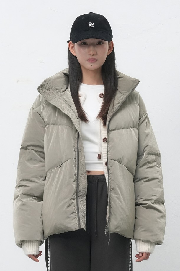 [25FW] UNISEX 에어 믹스 미니멀 숏 푸퍼는 미니멀한 스타일의 유니섹스 숏 패딩입니다. 가을, 겨울 시즌에 적합하며, 부드러운 촉감의 나일론 소재와 두꺼운 두께감으로 따뜻함을 제공합니다. 오버핏 디자인에 집업 여밈 방식으로 편안하게 착용 가능하며, 에어 믹스 충전재와 숏패딩 안감으로 보온성을 높였습니다. 출근룩, 여행룩 등 다양한 TPO에 활용 가능한 실용적인 아이템입니다. 베이지 컬러의 무지 스타일로 미니멀, 클래식, 캐주얼 룩에 모두 잘 어울립니다.
