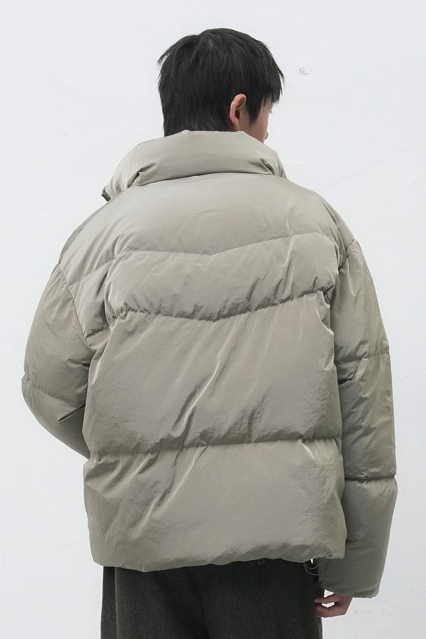 "[25FW] UNISEX 에어 믹스 미니멀 숏 푸퍼"는 겨울철 따뜻함과 스타일을 모두 갖춘 유니섹스 숏 패딩입니다. 부드러운 촉감의 나일론 소재와 두꺼운 두께감으로 뛰어난 보온성을 제공하며, 에어 믹스 기술을 더해 활동성을 높였습니다. 미니멀한 디자인과 무지 패턴은 어떤 스타일에도 잘 어울리며, 오버핏으로 편안한 착용감을 선사합니다. 집업 스타일로 간편하게 입고 벗을 수 있으며, 긴 소매와 숏 기장으로 트렌디한 룩을 연출할 수 있습니다. 베이지 컬러는 다양한 겨울 코디에 포인트를 더해줍니다.
