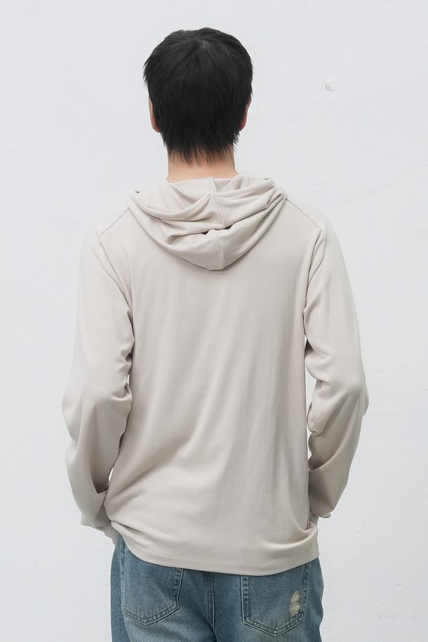 [25FW] MAN 레이어드 소프트 후드티는 남성용 상의 후드티로, 가을과 겨울에 따뜻하게 입을 수 있습니다. 베이직하고 캐주얼한 스타일의 루즈핏 후드티이며, 부드러운 면 소재로 제작되어 편안한 착용감을 선사합니다. 무지 디자인에 긴 소매 기장과 두꺼운 두께감으로 보온성을 높였으며, 레이어드 스타일 연출이 용이합니다. 일상복으로 활용하기 좋은 아이템입니다.
