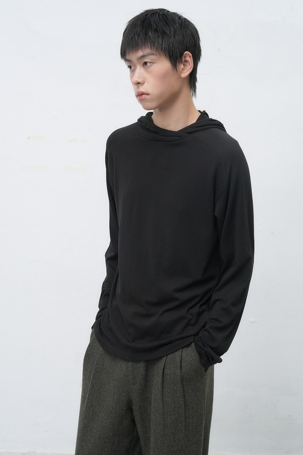 "[25FW] MAN 레이어드 소프트 후드티 [2COL] / SBE4M02011"는 부드러운 촉감의 면 소재로 제작된 남성용 후드티입니다. 베이직하고 캐주얼한 스타일로, 가을과 겨울철 일상복으로 활용하기 좋습니다. 블랙과 베이지 두 가지 색상으로 제공되며, 레귤러 핏에 긴 소매 기장을 갖추고 있습니다. 레이어드 디자인으로 다양한 스타일 연출이 가능하며, 캠핑룩이나 집콕룩으로도 편안하게 착용할 수 있습니다. 캐주얼, 미니멀, 클래식 스타일을 선호하는 남성분들께 추천합니다.
