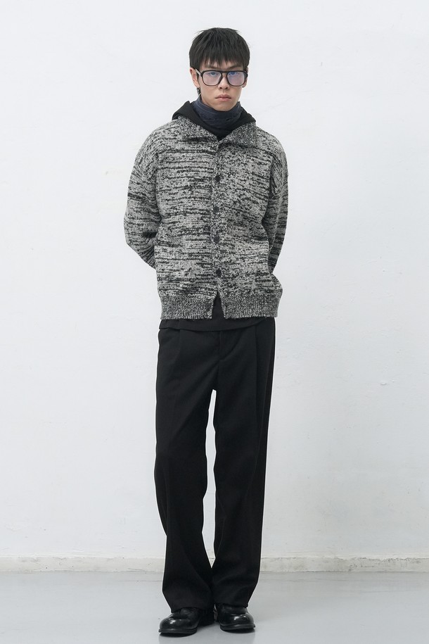 [25FW] MAN 빈티지 카라 버튼 가디건 [2COL]은 남성용 상의 가디건입니다. 가을과 겨울에 어울리는 두꺼운 두께감의 니트 소재로 제작되었으며, 부드러운 촉감을 자랑합니다. 블랙과 그레이 두 가지 색상으로 출시되었으며, 빈티지 디자인과 보카시 패턴이 특징입니다. 레귤러핏의 긴소매 카라넥 가디건으로, 버튼 디테일이 돋보입니다. 출근룩 또는 비즈니스 캐주얼 스타일과 클래식, 미니멀, 캐주얼 스타일에 잘 어울립니다.
