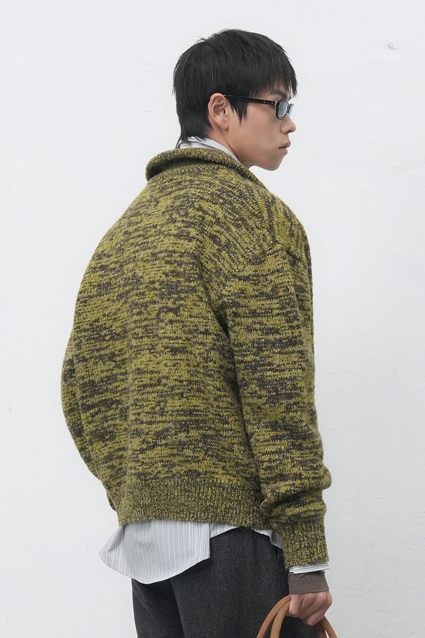 [25FW] MAN 빈티지 카라 버튼 가디건 [2COL]은 부드러운 니트 소재의 남성용 가디건입니다. 가을과 겨울에 어울리는 두꺼운 두께감과 긴소매 기장으로 따뜻하게 착용할 수 있습니다. 그레이와 올리브 두 가지 색상으로 출시되었으며, 보카시 무늬가 빈티지하고 캐주얼한 스타일을 더합니다. 카라넥 디자인과 버튼 디테일이 돋보이며, 레귤러핏으로 제작되어 편안한 착용감을 선사합니다. 출근룩과 모임룩 모두 활용 가능하며, 캐주얼, 클래식, 미니멀한 스타일 연출에 적합합니다.
