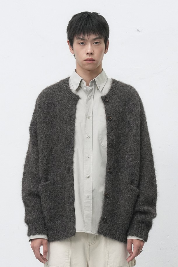 [25FW] MAN (맨) 울 블렌드 헤어리 루즈핏 가디건은 남성용 상의 가디건입니다. 부드러운 촉감의 울 소재로 제작되었으며, 가을과 겨울에 착용하기 좋은 두꺼운 두께감을 자랑합니다. 베이직하고 캐주얼한 스타일로, 무지 디자인과 넉넉한 루즈핏, 긴소매 기장으로 편안함을 더했습니다. 라운드넥에 버튼 여밈 방식이며, 헤어리한 질감이 특징입니다.
