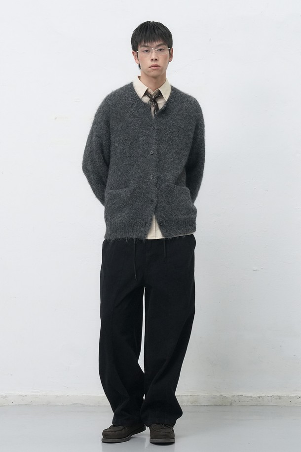 [25FW] MAN 울 블렌드 헤어리 루즈핏 가디건 [3COL]는 남성용 가디건으로, 가을과 겨울에 착용하기 좋은 두꺼운 두께감의 제품입니다. 울 소재를 사용하여 부드러운 촉감을 선사하며, 베이직하고 캐주얼한 스타일을 연출합니다. 루즈핏과 브이넥 디자인으로 편안한 착용감을 제공하며, 긴소매와 헤어리한 무늬가 특징입니다. 출근룩과 모임룩은 물론 캐주얼, 클래식, 미니멀 스타일에도 잘 어울립니다. 그레이 색상으로 다양한 옷에 매치하기 용이합니다.
