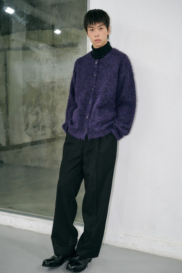 [25FW] MAN 울 블렌드 헤어리 루즈핏 가디건 [3COL]는 남성용 상의 가디건입니다. 가을, 겨울 시즌 착용하기 좋으며, 부드러운 촉감의 울 소재와 긴 소매 기장으로 제작되었습니다. 베이직하고 캐주얼한 스타일로, 일상 및 출근룩에 활용하기 좋습니다. 루즈핏으로 편안한 착용감을 선사하며, 라운드넥 디자인과 무지 패턴이 특징입니다. 그레이, 네이비 2가지 색상으로 제공되며, 두께가 두꺼워 따뜻하게 입을 수 있습니다.
