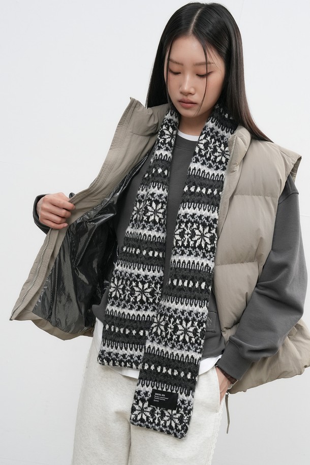 **[25FW] UNISEX 페어아일 머플러 [3COL] / SBE4U96010**

부드러운 촉감의 울, 아크릴 혼방 소재로 제작된 유니섹스 페어아일 머플러입니다. 겨울 시즌의 추위를 막아주는 두꺼운 두께감으로 보온성을 높였습니다. 캐주얼, 베이직, 클래식, 미니멀 스타일 모두 소화 가능한 디자인으로, 화이트, 블랙 두 가지 색상으로 만나볼 수 있습니다. 페어아일 패턴이 돋보이며, 데일리룩에 포인트 아이템으로 활용하기 좋습니다. 남녀 모두 착용 가능한 디자인으로, 겨울철 따뜻하고 스타일리시하게 연출해보세요.
