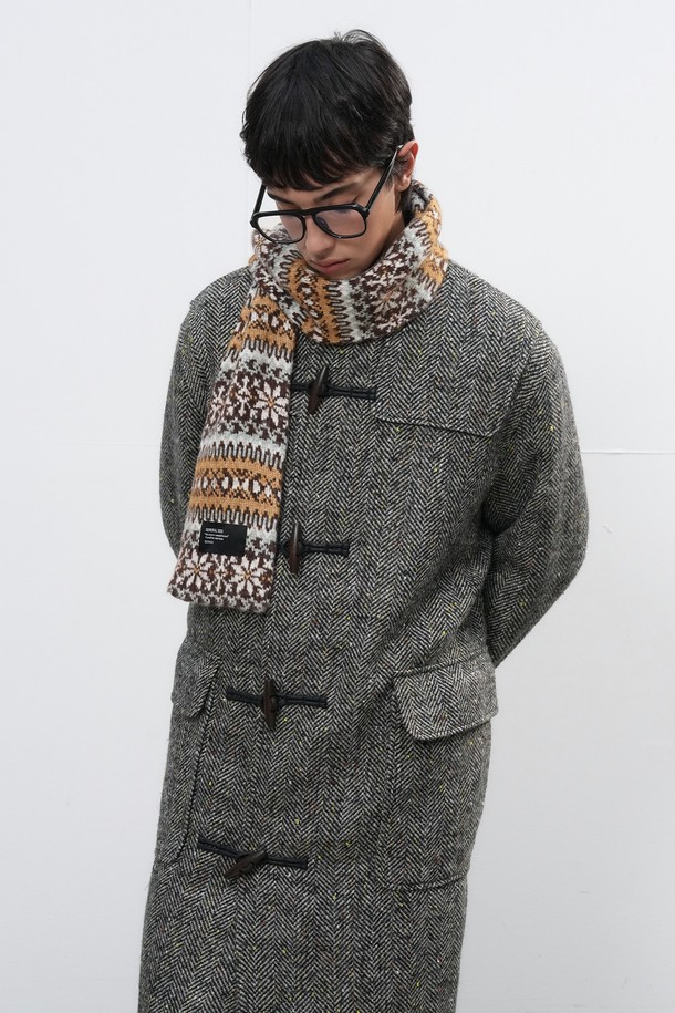 [25FW] UNISEX 페어아일 머플러 [3COL]는 부드러운 울 소재로 제작되어 가을, 겨울철 따뜻함을 선사하는 유니섹스 머플러입니다. 페어아일 패턴과 브라운, 화이트 컬러 구성으로 캐주얼, 클래식, 미니멀 스타일 모두 소화 가능하며, 출근룩에도 잘 어울립니다. 두꺼운 두께감과 니트 소재로 제작되어 뛰어난 보온성을 제공하며, 부드러운 촉감으로 편안하게 착용할 수 있습니다. 겨울철 방한용 머플러로, 스타일리시함과 따뜻함을 동시에 잡으세요.
