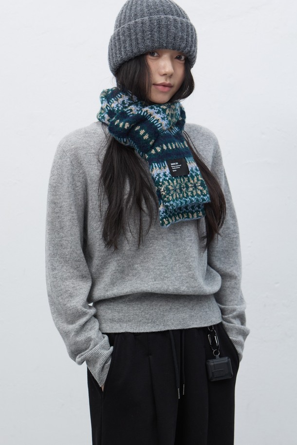 [25FW] UNISEX 페어아일 머플러 [3COL] / SBE4U96010는 클래식한 무드의 유니섹스 머플러입니다. 부드러운 울 소재로 제작되어 가을, 겨울철 따뜻하게 착용할 수 있으며, 두꺼운 두께감으로 보온성을 높였습니다. 네이비, 블루, 화이트 3가지 색상으로 출시되었으며, 전통적인 페어아일 패턴이 특징입니다. 미니멀한 스타일에도 잘 어울려, 다양한 룩에 포인트 아이템으로 활용하기 좋습니다. 
