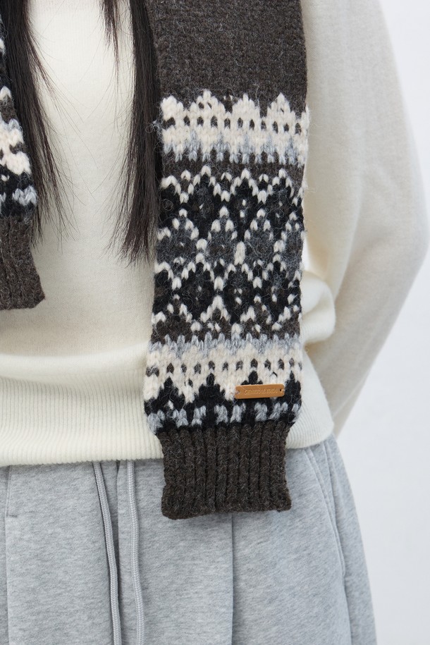 [25FW] UNISEX 노르딕 머플러 [3COL] / SBE4U96013는 가을, 겨울철 따뜻함과 스타일을 책임지는 유니섹스 머플러입니다. 부드러운 촉감의 울과 니트 소재로 제작되어 뛰어난 보온성을 제공하며 일상룩과 출근룩, 여행룩에 모두 잘 어울립니다. 노르딕 패턴이 돋보이며, 다크브라운, 화이트, 블랙 세 가지 색상으로 출시되어 다양한 스타일에 매치하기 좋습니다. 두꺼운 두께감으로 방한 효과를 높였으며, 세트 구성으로 더욱 실용적으로 활용할 수 있습니다. 캐주얼, 클래식, 미니멀 등 어떤 스타일에도 잘 어울리는 베이직한 디자인입니다.
