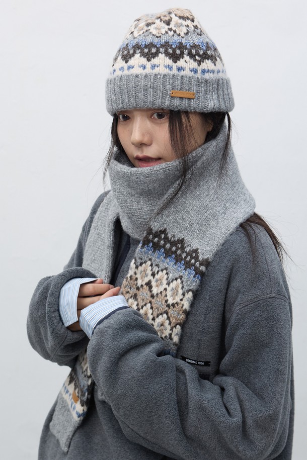 [25FW] UNISEX 노르딕 머플러 [3COL] / SBE4U96013는 캐주얼 스타일의 유니섹스 머플러입니다. 울 소재로 제작되어 부드러운 촉감과 뛰어난 보온성을 제공하며, 가을과 겨울철에 착용하기 좋습니다. 노르딕 패턴이 돋보이며, 그레이, 베이지, 블루, 브라운 4가지 색상으로 출시되었습니다. 두꺼운 두께감으로 따뜻함을 더하며, 머플러와 비니가 세트로 구성되어 실용성을 높였습니다.

