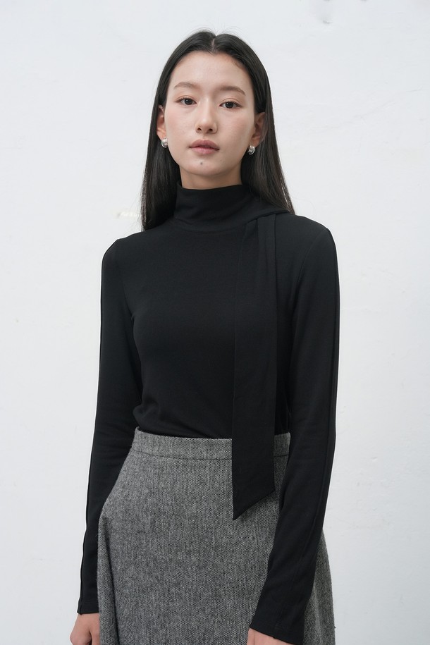 [WOMAN] 스카프 터틀넥 티셔츠 [2COL] / WBE4L01518는 여성 의류 상의, 터틀넥 티셔츠입니다. 미니멀, 베이직 스타일로 블랙, 그레이 두 가지 색상으로 출시되었습니다. 가을, 겨울 시즌에 어울리며, 슬림핏으로 제작되어 시크하고 클래식한 분위기를 연출합니다. 스카프 디테일이 돋보이며 일상, 출근룩에 활용하기 좋습니다. 긴소매 기장의 무지 티셔츠입니다.
