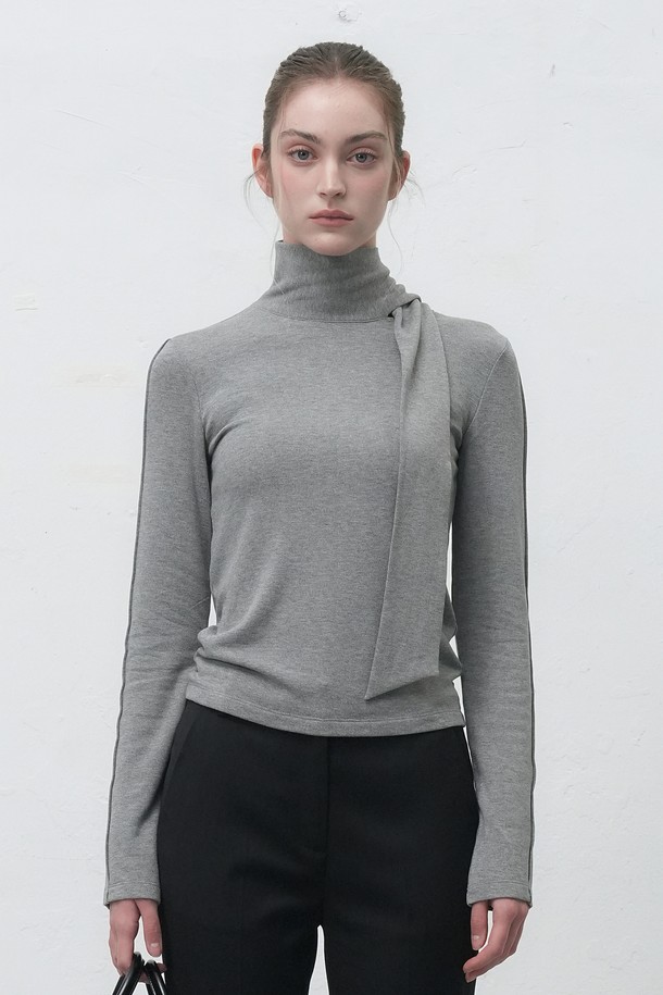 **WOMAN] 스카프 터틀넥 티셔츠 [2COL] / WBE4L01518**는 여성들을 위한 가을/겨울용 터틀넥 티셔츠입니다. 베이직하고 미니멀한 스타일로, 출근룩에 적합합니다. 슬림핏에 긴 소매 기장으로 디자인되었으며, 무지 패턴의 그레이 컬러로 어떤 옷에도 잘 어울립니다. 스카프 디테일이 포인트로 더해져 세련된 느낌을 줍니다.
