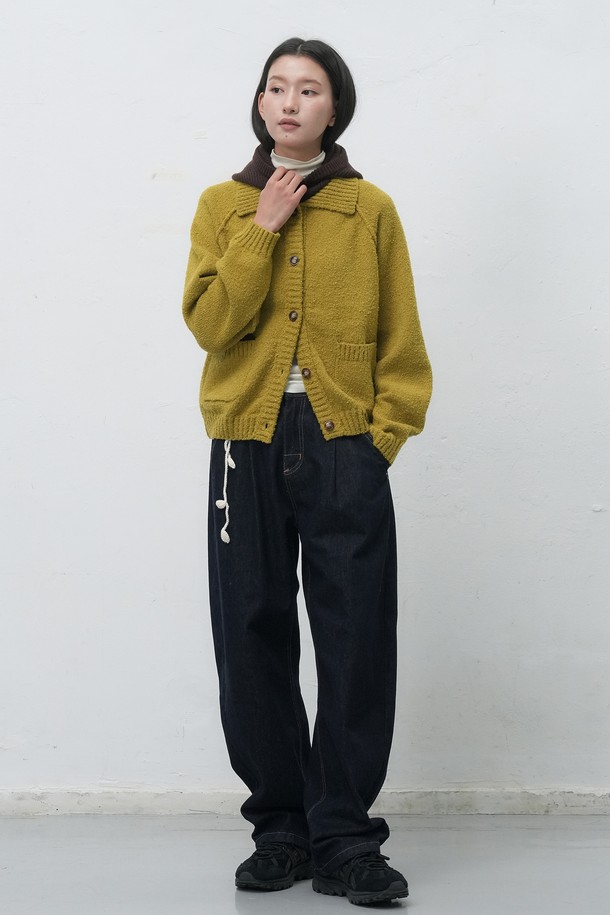 따뜻하고 포근한 분위기를 연출하는 [25FW] 우먼 부클 카라 포켓 가디건입니다. 부드러운 부클 소재와 옐로우 컬러가 어우러져 캐주얼하면서도 미니멀한 스타일을 완성합니다. 가을, 겨울 시즌에 어울리는 두꺼운 두께감으로 따뜻함을 선사하며, 레귤러핏과 크롭 기장으로 세련된 실루엣을 연출합니다. 카라 디자인과 버튼 여밈, 포켓 디테일이 돋보이며, 긴 소매로 편안함과 스타일리시함을 동시에 잡았습니다. 데일리룩에 포인트 아이템으로 활용하기 좋은 가디건입니다.
