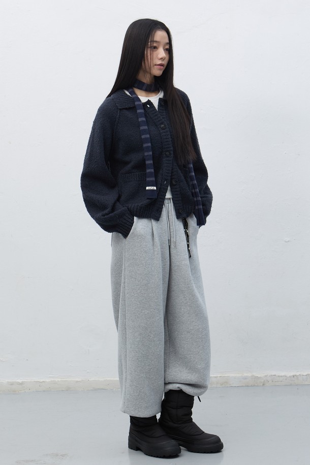 **[25FW] WOMAN 부클 카라 포켓 가디건 [3COL] / WBE4L04553**는 부드러운 부클 소재로 제작되어 포근한 착용감을 선사하는 여성 가디건입니다. 네이비 색상으로 출시되었으며, 가을과 겨울에 어울리는 두꺼운 두께감으로 따뜻하게 착용할 수 있습니다. 카라 디자인과 레귤러 핏으로 베이직하면서도 캐주얼한 스타일을 연출하며, 크롭 기장으로 트렌디함을 더했습니다. 긴 소매와 포켓 디테일이 실용성을 높여 일상생활에서 편안하게 활용하기 좋습니다.
