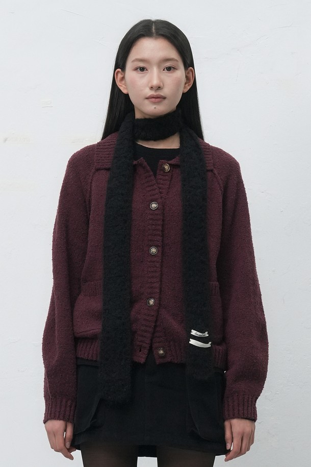 [25FW] WOMAN 부클 카라 포켓 가디건 [3COL] / WBE4L04553는 여성스러움과 포근함을 동시에 선사하는 가을, 겨울 시즌 필수 아이템입니다. 부드러운 촉감의 부클 소재와 두꺼운 두께감으로 따뜻하게 착용할 수 있으며, 레귤러핏으로 편안한 착용감을 제공합니다. 카라 디자인과 전면 포켓 디테일이 클래식하고 미니멀한 스타일을 완성하며, 출근룩이나 모임룩 등 다양한 TPO에 활용 가능합니다. 버건디, 네이비, 블랙 세 가지 색상으로 출시되어 취향에 맞게 선택할 수 있는 긴소매 가디건입니다.
