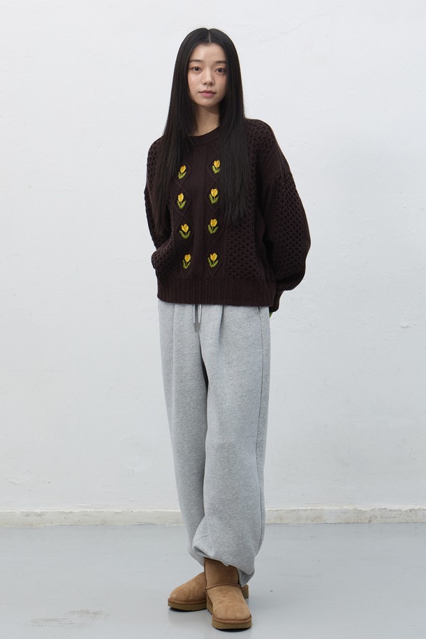 **[25FW] WOMAN 플라워 케이블 니트 풀오버 [3COL] / WBE4L05545**는 여성스러운 분위기를 자아내는 플라워 케이블 니트 풀오버입니다. 부드러운 울 소재로 제작되어 가을, 겨울 시즌에 따뜻하고 편안하게 착용할 수 있습니다. 라운드넥 디자인에 긴소매 기장으로, 캐주얼하면서도 클래식한 스타일을 연출합니다. 특히, 꽃 자수 디테일이 더해져 데이트룩이나 모임룩에 포인트를 줄 수 있으며, 레귤러핏으로 다양한 체형에 잘 어울립니다. 브라운 컬러와 두꺼운 두께감으로 포근한 느낌을 선사합니다.
