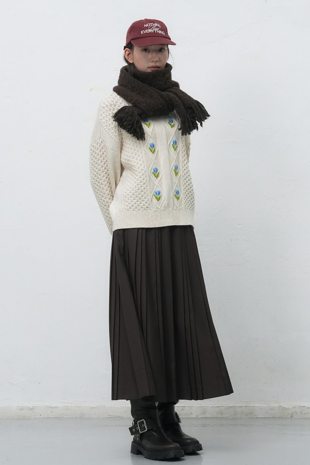 [25FW] WOMAN 플라워 케이블 니트 풀오버는 여성용 상의 니트/스웨터입니다. 아이보리 컬러의 울 소재로 제작되었으며, 가을과 겨울에 착용하기 좋습니다. 캐주얼 스타일의 레귤러 핏으로, 라운드 넥과 긴 소매 디자인이 특징입니다. 두꺼운 두께감과 부드러운 촉감, 플라워 자수 디테일, 플라워 및 케이블 패턴이 돋보이는 풀오버입니다.
