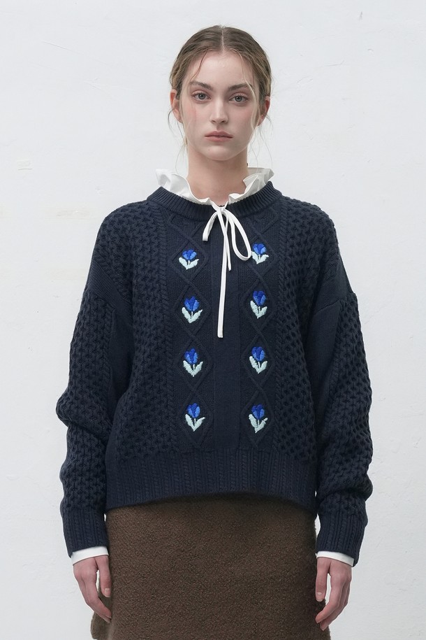 [25FW] WOMAN 플라워 케이블 니트 풀오버는 여성용 상의 니트/스웨터 제품입니다. 네이비, 화이트, 브라운 세 가지 색상으로 제공되며, 가을과 겨울에 따뜻하게 입을 수 있습니다. 울 소재로 제작되어 부드러운 촉감을 선사하며, 플라워 및 케이블 패턴, 자수 디테일이 돋보입니다. 레귤러핏 라운드넥 디자인에 긴소매 기장, 두꺼운 두께감으로 캐주얼하고 클래식한 스타일을 연출합니다.
