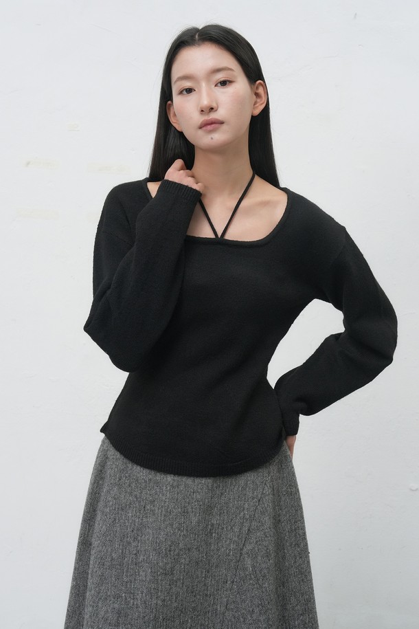 [25FW] WOMAN 스트랩 니트 풀오버 [3COL] / WBE4L05547은 여성용 니트/스웨터로, 가을과 겨울에 착용하기 좋은 두꺼운 두께감의 긴소매 풀오버입니다. 블랙과 화이트 두 가지 색상으로 출시되었으며, 미니멀하고 베이직한 스타일을 연출합니다. 스퀘어넥 디자인과 스트랩 디테일이 특징이며, 부드러운 촉감의 니트 소재로 제작되어 편안한 착용감을 선사합니다. 레귤러핏으로 제작되어 데이트룩, 모임룩 등 다양한 TPO에 활용 가능하며, 미니멀, 클래식, 캐주얼 스타일을 즐기는 분들께 추천합니다.
