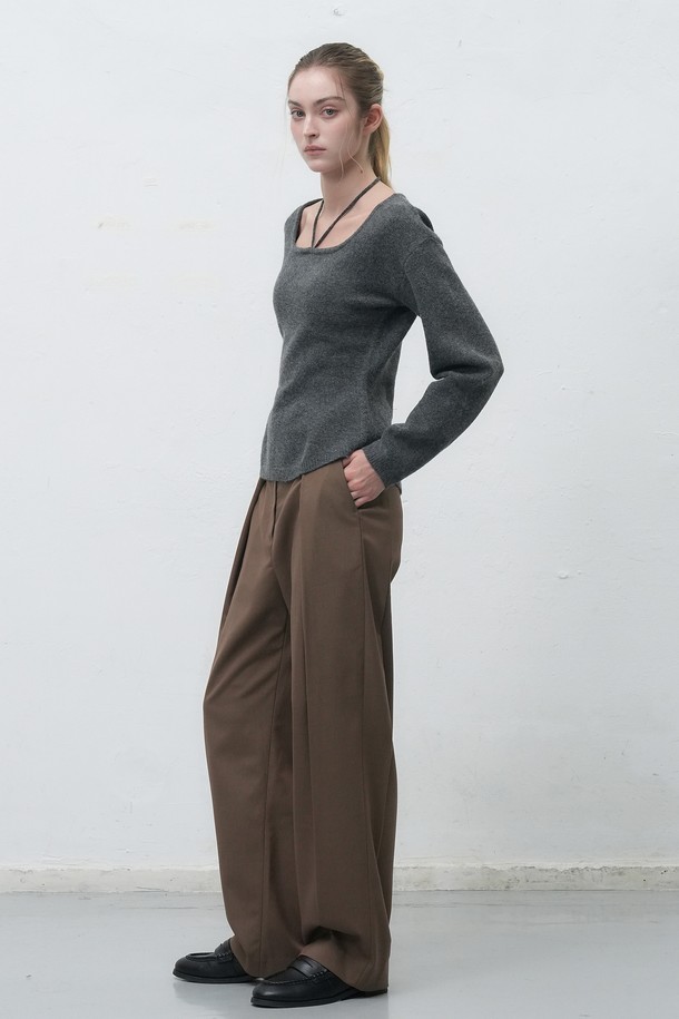 [25FW] WOMAN 스트랩 니트 풀오버 [3COL] / WBE4L05547는 여성용 상의 니트/스웨터 제품입니다. 부드러운 울 소재로 제작되어 가을과 겨울에 따뜻하게 착용할 수 있으며, 레귤러핏에 라운드넥 디자인으로 베이직하고 미니멀한 스타일을 연출합니다. 긴소매와 두꺼운 두께감으로 보온성을 높였으며, 그레이 컬러에 무지 패턴으로 다양한 코디에 활용하기 좋습니다. 출근룩과 모임룩, 클래식, 미니멀, 캐주얼 스타일 모두 소화 가능한 아이템으로, 스트랩 디테일이 포인트입니다.
