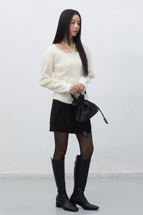 [25FW] WOMAN 스트랩 니트 풀오버는 여성용 상의 니트/스웨터입니다. 겨울, 가을 계절에 어울리는 두꺼운 두께감과 부드러운 촉감이 특징이며, 베이직한 스타일에 라운드넥 디자인으로 제작되었습니다. 긴 소매 기장의 레귤러핏 니트 풀오버로, 일상과 출근룩, 모임룩 등 다양한 TPO에 활용 가능합니다. 무지 패턴에 스트랩 디테일이 더해져 클래식, 미니멀, 캐주얼 스타일을 연출하기 좋습니다.
