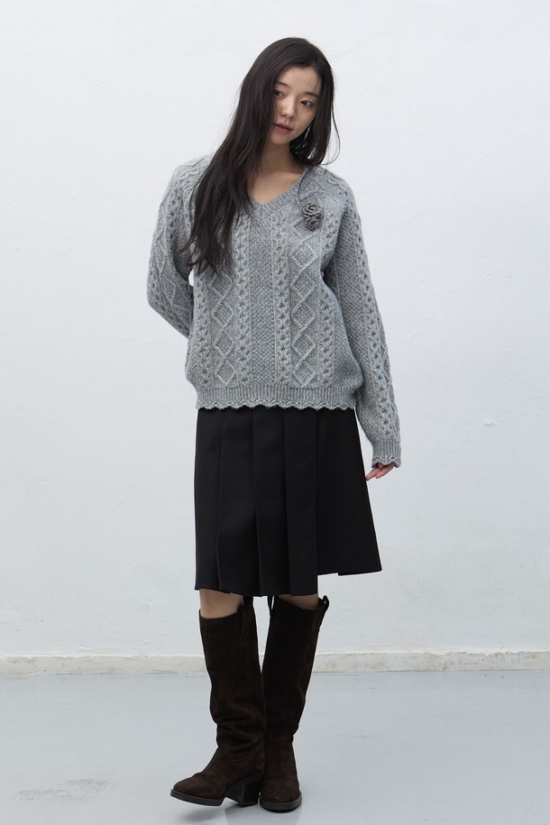 **[25FW] WOMAN 스캘럽 케이블 브이넥 풀오버 [2COL] / WBE4L05556**

가을, 겨울 시즌에 어울리는 여성용 브이넥 풀오버입니다. 아이보리와 그레이 두 가지 색상으로 출시되었으며, 부드러운 울 소재를 사용하여 포근한 착용감을 선사합니다. 케이블 니트 패턴과 스캘럽 디테일이 더해져 클래식하면서도 여성스러운 분위기를 연출합니다. 레귤러핏으로 제작되어 편안하게 착용 가능하며, 데이트룩, 출근룩 등 다양한 TPO에 활용할 수 있습니다. 미니멀, 캐주얼 스타일을 선호하는 고객에게 추천합니다.
