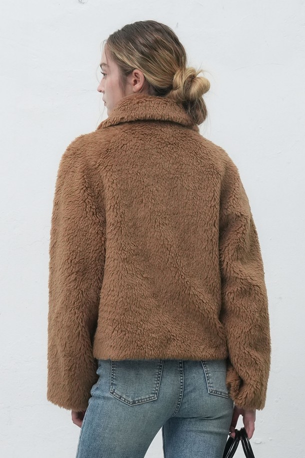 "[25FW] WOMAN 울 블렌드 페이크 퍼 더플 재킷"은 여성용 아우터로, 가을과 겨울에 착용하기 좋은 두꺼운 두께감의 더플 코트입니다. 캐주얼 및 베이직 스타일을 기반으로 하며, 아이보리 및 브라운 두 가지 색상으로 제공됩니다. 울과 페이크 퍼 소재를 사용하여 부드러운 촉감을 선사하며, 긴 소매와 레귤러 핏으로 편안한 착용감을 제공합니다. 토글 여밈 방식과 퍼 카라 디테일이 돋보이는 디자인으로, 일상에서 폭넓게 활용할 수 있습니다.
