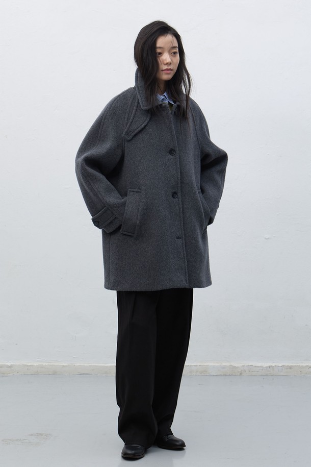 세련된 디자인과 뛰어난 보온성을 자랑하는 [25FW] WOMAN 울 발마칸 하프 코트입니다. 차콜, 오트밀, 네이비 3가지 색상으로 출시되어, 어떤 룩에도 자연스럽게 어울립니다. 클래식하고 베이직한 스타일로, 오피스룩, 출근룩, 모임룩 등 다양한 TPO에 활용 가능합니다. 레귤러핏의 하프 기장으로, 울 소재 특유의 고급스러운 분위기를 연출하며, 싱글 버튼 여밈 방식으로 간편하게 착용할 수 있습니다. 가을, 겨울 시즌에 따뜻하고 스타일리시하게 연출해 보세요.
