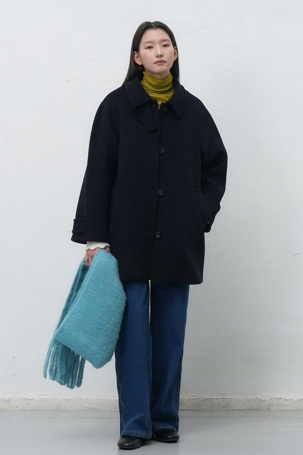 **[25FW] 우먼 울 발마칸 하프 코트 [3COL] / WBE4L10526**

클래식하고 베이직한 스타일의 여성 울 발마칸 하프 코트입니다. 차콜, 오트밀, 네이비 3가지 색상으로 출시되었으며, 가을과 겨울에 따뜻하게 착용하기 좋습니다. 하이넥 디자인과 레귤러 핏으로 세련된 실루엣을 연출하며, 싱글 버튼 여밈 방식으로 깔끔함을 더했습니다. 출근룩, 오피스룩, 모임룩 등 다양한 TPO에 활용 가능하며, 미니멀, 시크 스타일을 선호하는 고객에게 추천합니다.
