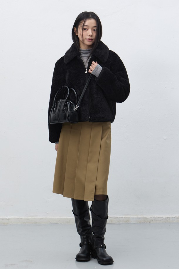 [25FW] WOMAN 플리츠 랩 스커트 [2COL]는 여성스러운 실루엣을 연출하는 플리츠 랩 스커트입니다. 미니멀하고 클래식한 디자인으로, 가을과 겨울에 따뜻하게 착용할 수 있습니다. 블랙과 베이지 두 가지 컬러로 출시되어, 다양한 오피스룩, 출근룩, 모임룩에 활용하기 좋습니다. 랩 스타일의 플리츠 디테일이 세련된 시크 스타일을 완성하며, 25FW 시즌을 대표하는 아이템입니다.
