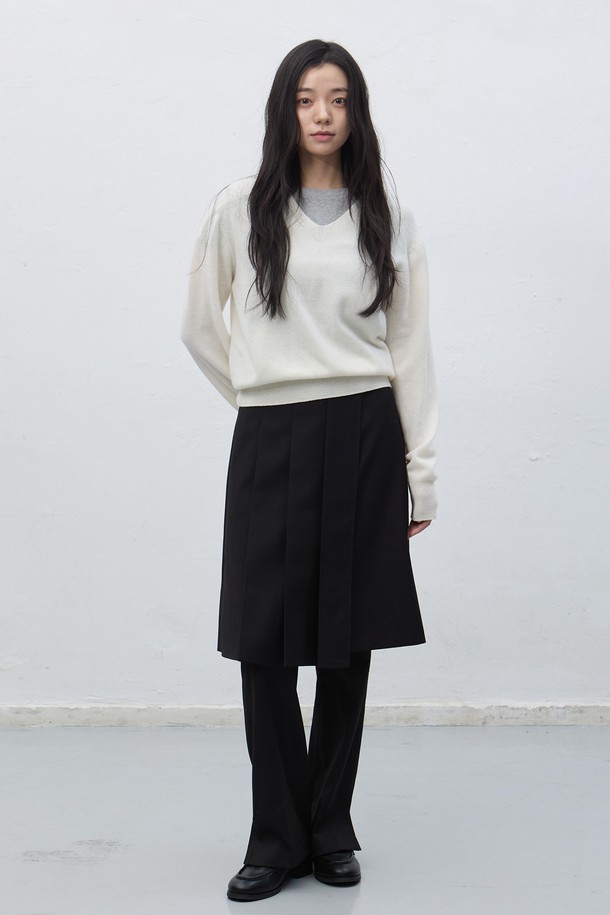 [25FW] WOMAN 플리츠 랩 스커트 [2COL]는 여성스러운 실루엣을 연출하는 플리츠 랩 스커트입니다. 미니멀하고 클래식한 디자인으로, 가을과 겨울에 따뜻하고 세련된 스타일을 완성해줍니다. 블랙과 베이지 두 가지 색상으로 제공되어, 오피스룩, 출근룩, 모임룩 등 다양한 TPO에 활용 가능합니다. 시크하고 세련된 무드를 연출하며, 플리츠 디테일이 은은한 포인트를 더합니다. 25FW 시즌을 맞아 출시된 이 스커트는 당신의 스타일을 한층 끌어올려 줄 것입니다.
