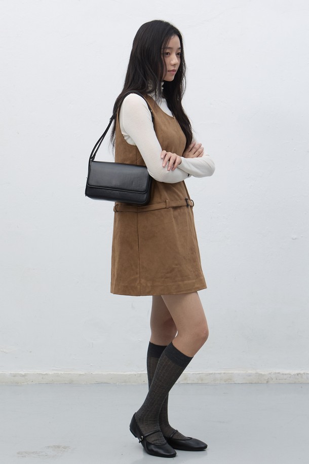 **[25FW] WOMAN 스웨이드 벨티드 원피스**는 부드러운 스웨이드 소재로 제작되어 가을, 겨울 시즌에 안성맞춤인 여성 원피스입니다. 다크 베이지, 블랙, 다크 브라운 3가지 색상으로 출시되었으며, A라인 미니 기장의 스퀘어넥 디자인에 허리 벨트 디테일로 포인트를 더했습니다. 레귤러핏으로 제작되어 편안하면서도 세련된 실루엣을 연출하며, 민소매 디자인으로 다양한 스타일링이 가능합니다. 데이트룩, 모임룩, 출근룩 등 TPO에 구애받지 않고 클래식, 미니멀, 시크한 무드를 연출할 수 있습니다.
