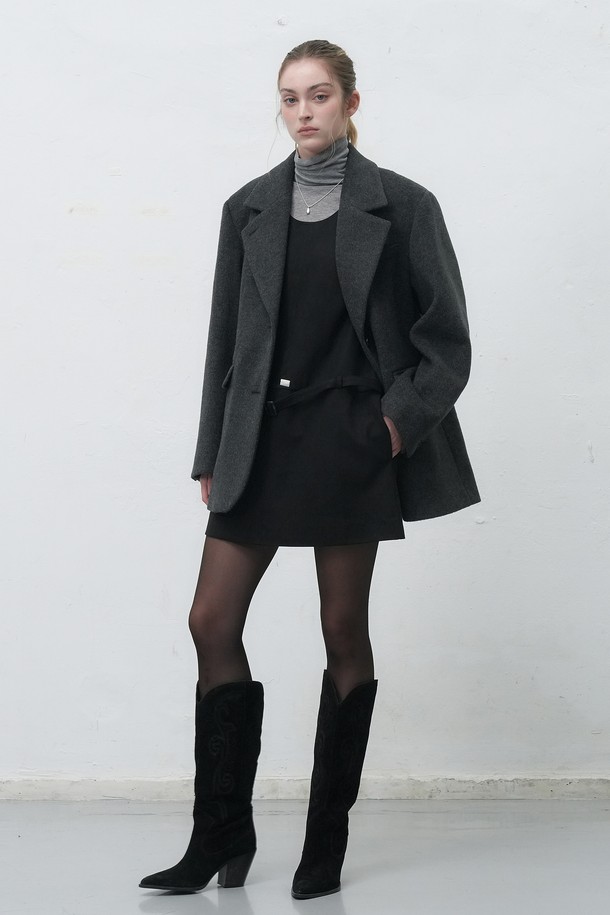 세련된 여성의 겨울 스타일을 완성할 [25FW] WOMAN 스웨이드 벨티드 원피스입니다. 부드러운 스웨이드 소재와 두꺼운 두께감으로 따뜻하고 포근한 착용감을 선사하며, A라인 핏이 여성스러운 실루엣을 연출합니다. 허리 벨트 디테일은 스타일리시함을 더하고, 라운드넥 디자인과 민소매 소매 기장으로 클래식하면서도 미니멀한 무드를 자아냅니다. 다크 베이지, 블랙, 다크 브라운 세 가지 컬러로 출시되어 데이트룩, 모임룩, 출근룩 등 다양한 TPO에 활용 가능합니다.
