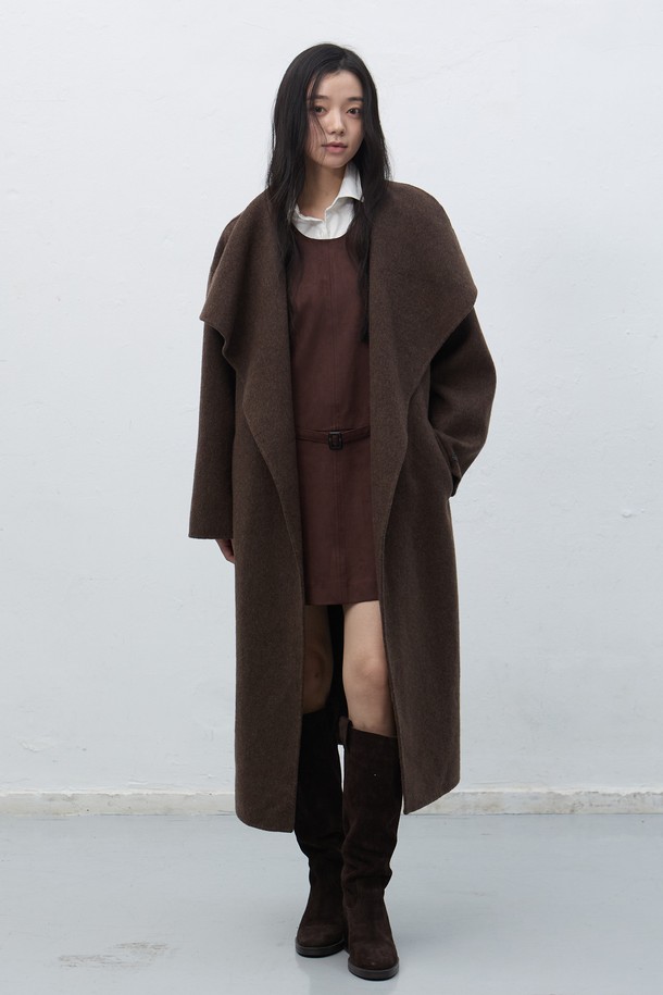 [25FW] WOMAN 스웨이드 벨티드 원피스 [3COL] / WBE4L15512는 부드러운 스웨이드 소재로 제작된 여성용 벨티드 원피스입니다. 다크 베이지, 블랙, 다크 브라운 3가지 색상으로 출시되었으며, 가을과 겨울에 어울리는 두꺼운 두께감으로 따뜻하게 착용할 수 있습니다. 라운드넥과 A라인 치마가 특징이며, 허리 벨트 디테일로 여성스러운 실루엣을 연출합니다. 미니멀하고 클래식한 스타일로 오피스룩, 모임룩, 데이트룩 등 다양한 TPO에 활용 가능합니다.
