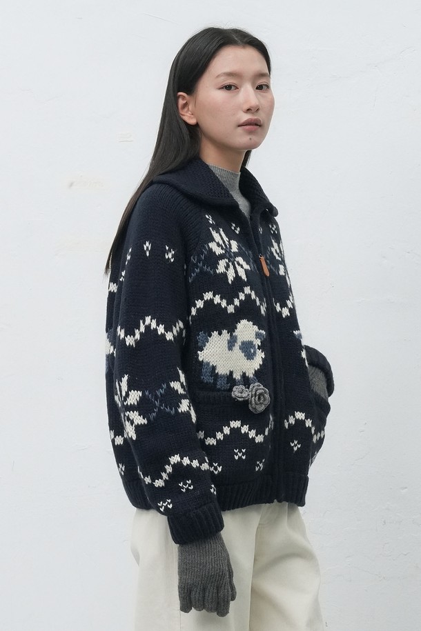 [25FW] WOMAN 울 블렌드 코위찬 니트 점퍼 [3COL]는 여성스러운 실루엣을 강조하는 니트 점퍼입니다. 부드러운 울 소재와 두꺼운 두께감으로 가을, 겨울 시즌 따뜻하게 착용 가능하며, 캐주얼한 무드의 노르딕 패턴이 특징입니다. 네이비 컬러로, 출근룩과 모임룩 등 다양한 TPO에 활용하기 좋습니다. 레귤러핏 디자인에 집업 스타일로 편안하게 입을 수 있으며, 캐주얼, 클래식, 미니멀 스타일을 즐겨 입는 분들께 추천합니다. 긴 소매 기장과 넉넉한 기장감으로 안정적인 착용감을 선사합니다.
