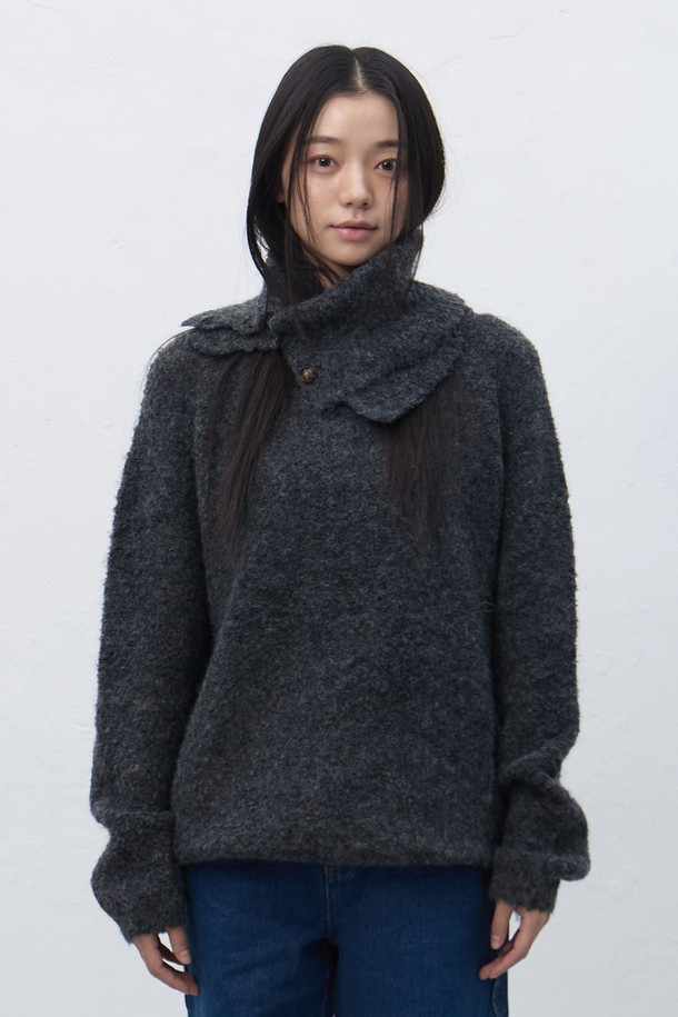 [25FW] WOMAN 넥 워머 루즈핏 부클 니트 [3COL]는 부드러운 촉감의 부클 소재로 제작되어 가을과 겨울에 따뜻하게 착용하기 좋은 여성 니트입니다. 아이보리, 차콜, 올리브 세 가지 색상으로 출시되어 다양한 스타일에 매치하기 용이합니다. 베이직 스타일의 무지 디자인에 루즈핏으로 편안함을 더했으며, 넥 워머 터틀넥 디자인으로 보온성을 높였습니다. 긴 소매 기장과 두꺼운 두께감으로 포근하고 세련된 겨울 스타일을 연출할 수 있습니다. 클래식, 미니멀, 캐주얼 등 폭넓은 스타일을 소화 가능한 데일리 니트입니다.
