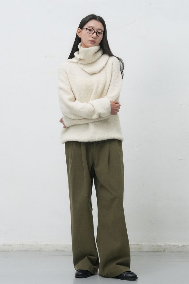 **[25FW] 우먼 넥 워머 루즈핏 부클 니트 [3COL] / WBE4L05550**

부드러운 부클 소재로 제작되어 포근한 착용감을 선사하는 여성용 넥 워머 루즈핏 니트입니다. 아이보리, 차콜, 올리브 세 가지 색상으로 출시되어 다양한 룩에 활용하기 좋습니다. 넥 워머 디자인과 루즈한 핏으로 편안하면서도 스타일리시하게 연출할 수 있으며, 가을, 겨울철 따뜻하게 입을 수 있는 두꺼운 두께감의 긴소매 니트입니다. 베이직하고 캐주얼한 스타일을 즐겨 입는 여성분들께 추천합니다. 특히 보온성이 뛰어나 추운 날씨에도 든든하게 몸을 감싸줍니다.
