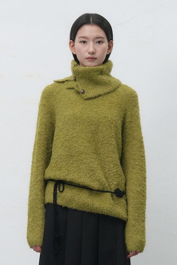 **[25FW] WOMAN 넥 워머 루즈핏 부클 니트 [3COL] / WBE4L05550**

부드러운 부클 소재로 제작된 여성용 넥 워머 루즈핏 니트입니다. 아이보리, 차콜, 올리브 세 가지 색상으로 출시되었습니다. 넥 워머 디테일이 적용되어 보온성을 높였으며, 터틀넥 디자인으로 포근한 느낌을 줍니다. 가을, 겨울 시즌에 베이직, 클래식, 미니멀, 캐주얼 스타일로 폭넓게 활용하기 좋습니다. 루즈핏으로 편안한 착용감을 선사하며, 두꺼운 두께감으로 따뜻하게 즐길 수 있습니다.
