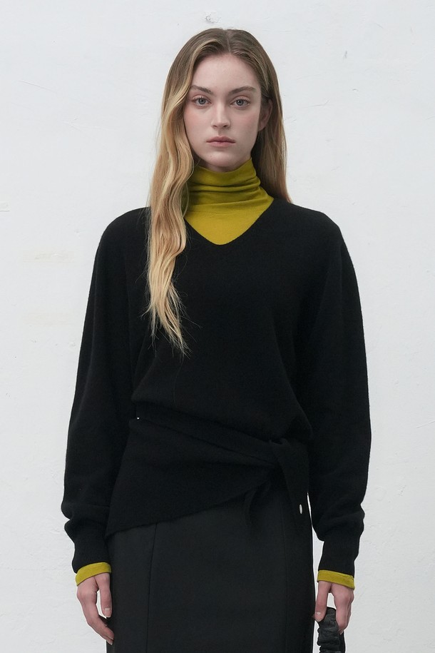 **[25FW] WOMAN 홀가먼트 울 브이넥 니트 풀오버 [4COL] / WBE4L05546**

가을과 겨울에 따뜻하게 입을 수 있는 여성용 홀가먼트 울 브이넥 니트 풀오버입니다. 부드러운 촉감의 울 소재로 제작되어 편안한 착용감을 선사하며, 레귤러 핏으로 어떤 스타일에도 잘 어울립니다. 베이직하고 미니멀한 디자인으로, 출근룩이나 모임룩 등 다양한 TPO에 활용할 수 있습니다. 클래식, 미니멀, 캐주얼 스타일 모두 소화 가능하며, 아이보리, 버건디, 차콜, 블랙 4가지 다채로운 색상으로 출시되었습니다. 긴 소매와 두꺼운 두께감으로 겨울철에도 따뜻하게 착용할 수 있습니다.
