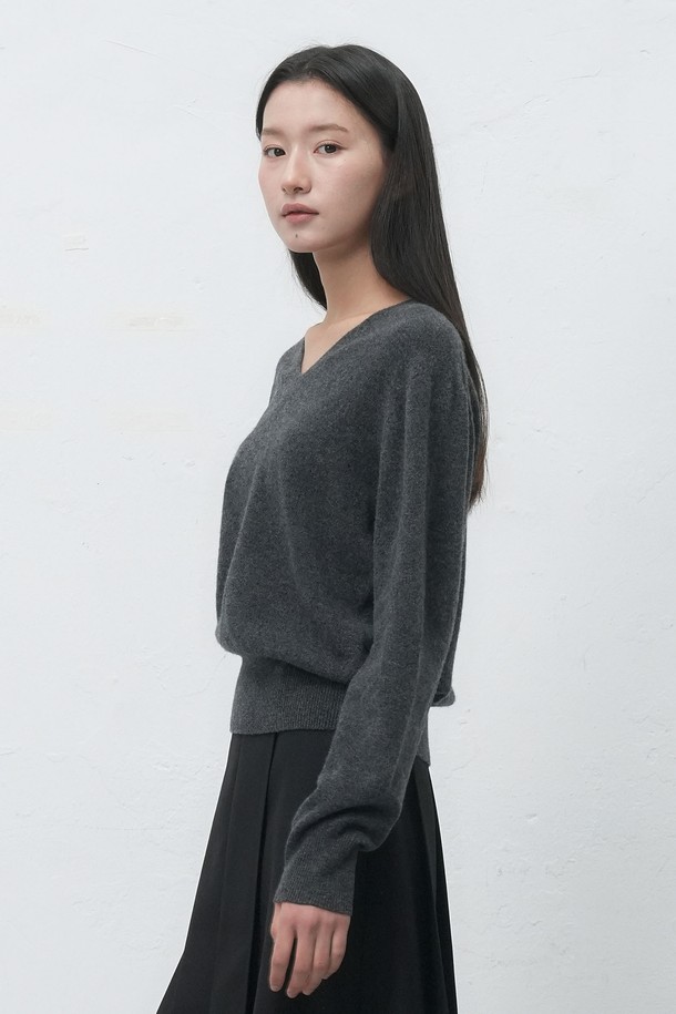 **[25FW] WOMAN 홀가먼트 울 브이넥 니트 풀오버 [4COL] / WBE4L05546**

부드러운 울 소재로 제작되어 포근한 착용감을 선사하는 여성 홀가먼트 브이넥 니트 풀오버입니다. 가을과 겨울 시즌에 적합하며, 베이직하고 미니멀한 스타일을 연출합니다. 레귤러 핏과 긴소매 디자인으로 편안하게 착용 가능하며, 아이보리, 버건디, 차콜, 블랙 4가지 다채로운 컬러 옵션을 제공합니다. 홀가먼트 기법으로 제작되어 깔끔한 핏과 고급스러운 분위기를 더하며, 다양한 룩에 활용하기 좋은 데일리 아이템입니다.
